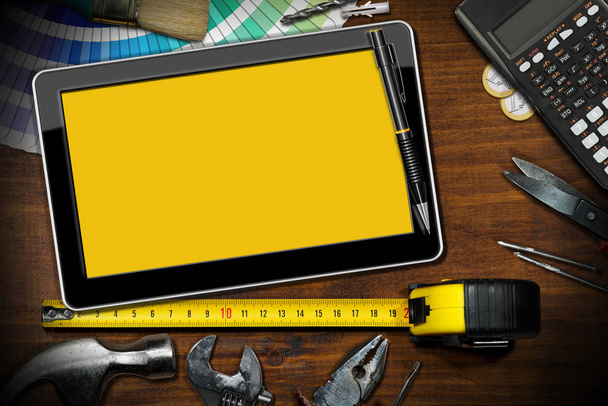 Home Improvement Concept - Tablet digital y herramientas de trabajo DIY
  - Foto, imagen