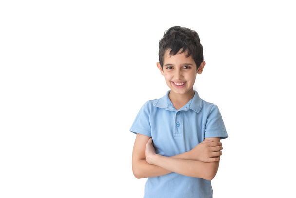 Lächeln Junge im T-Shirt. isoliert über weißem Hintergrund. Schüler. Jugendliche. - Foto, Bild