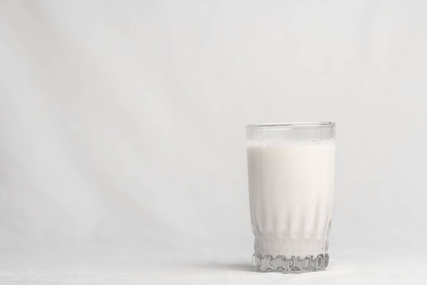 Un bicchiere di latte su sfondo bianco
 - Foto, immagini