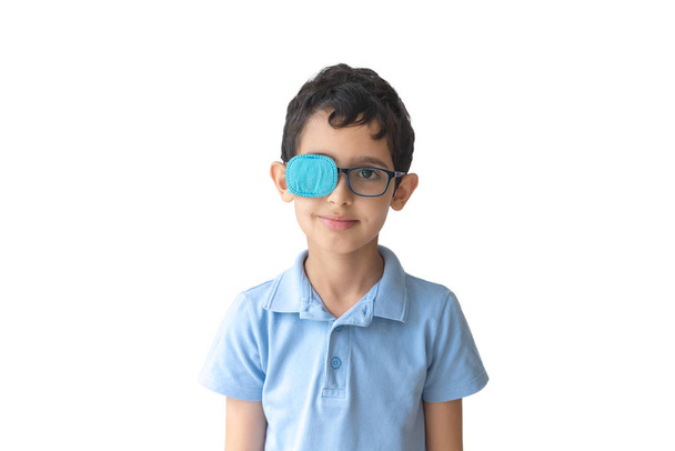 Gözlüklü, yamalı gülümseyen çocuğun portresi. Gözlük için göz bandı Tembel göz, amblyopia, strabismus tedavi. - Fotoğraf, Görsel