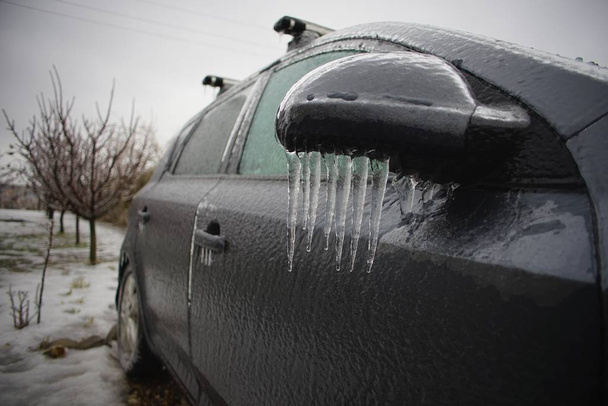 auto pokryté ledem během velké vichřice, zimní Rumunsko - Fotografie, Obrázek
