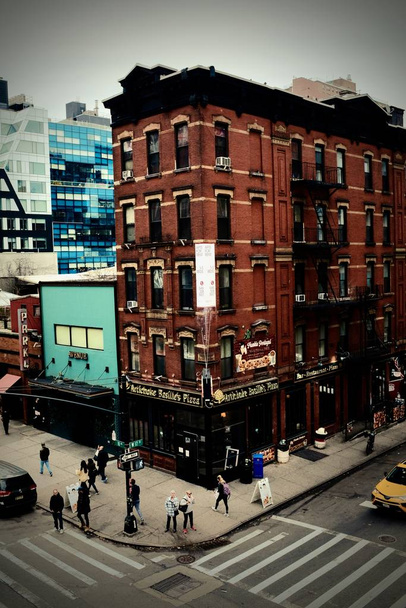 Crossing in New York with old brick buildings - Zdjęcie, obraz