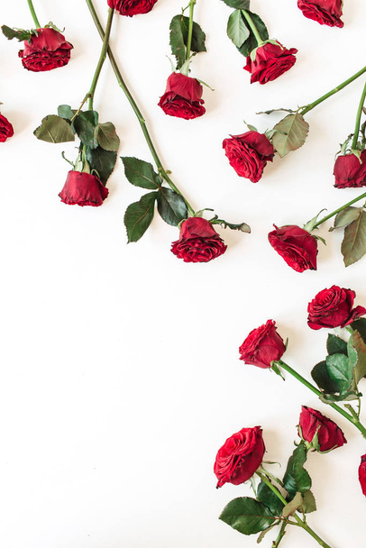 Poser plat motif de fleurs roses rouges sur fond blanc. Vue du dessus
. - Photo, image