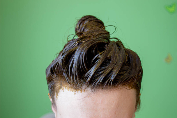 Процесс окрашивания волос экологическим продуктом хны
 - Фото, изображение