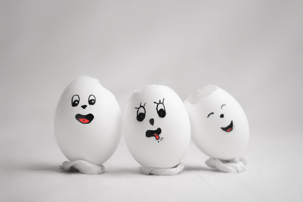 tři rozbitá vejce s legračními emotikony - Fotografie, Obrázek