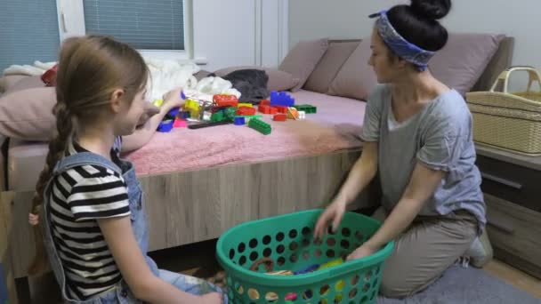 Maman et fille nettoient l'enfant Jouets éparpillés - Séquence, vidéo
