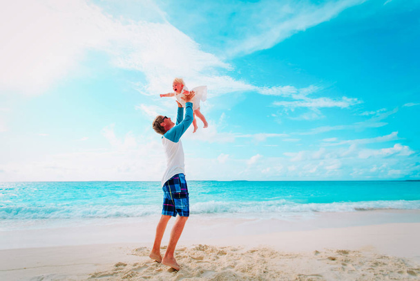 πατέρας και κόρη του χαριτωμένο μικρό παίζουν στην παραλία - Φωτογραφία, εικόνα