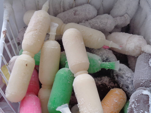 Es Wawan (Wawan Ice) indonesiano famoso ghiaccio tradizionale a colori. Questo ghiaccio costa davvero poco.
 - Foto, immagini