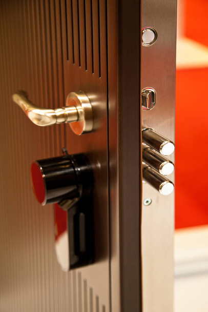 Σύγχρονη ξύλινη πόρτα αναζητούν χάλυβα, ηλεκτρονική κλειδαριά ασφαλείας syste - Φωτογραφία, εικόνα