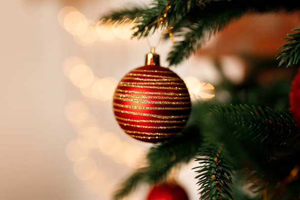 美しい赤いクリスマスボールがクリスマスツリーブランチに掛けられました - 写真・画像
