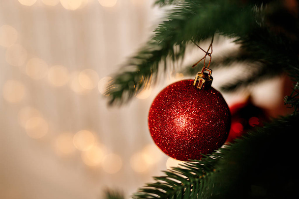 Belles boules de Noël rouges accrochées à la branche de l'arbre de Noël
 - Photo, image