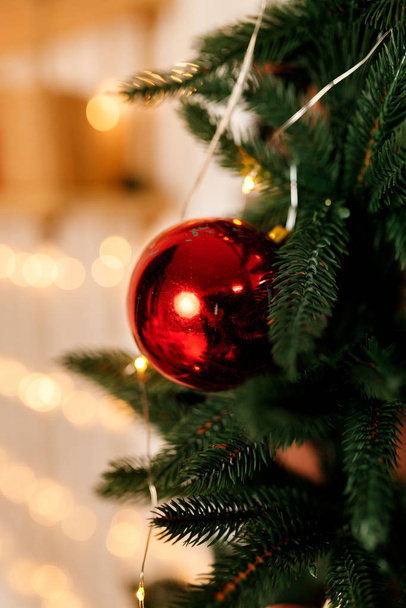 Όμορφες κόκκινες μπάλες Χριστούγεννα κρέμονται στο κλαδί χριστουγεννιάτικο δέντρο - Φωτογραφία, εικόνα