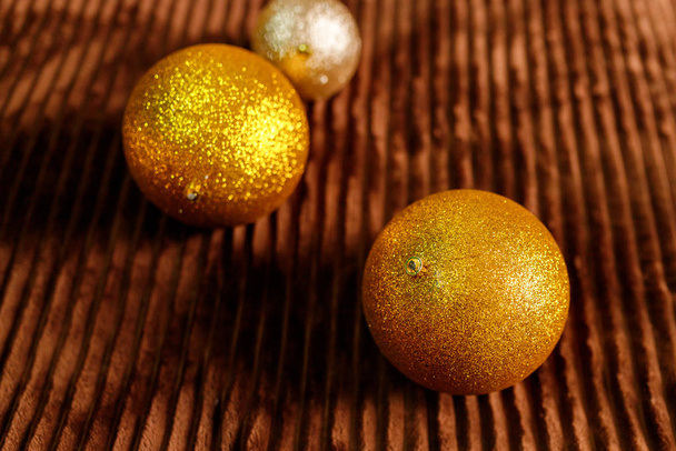 Boules de Noël dorées d'une branche d'arbre de Noël
 - Photo, image