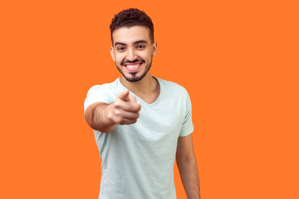 Hey you! Portrait of cheerful handsome brunette man pointing fin - Foto, afbeelding