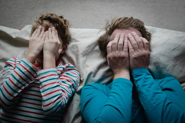 surullinen lapsi stressaantunut isä, perheen ongelmia, negatiivisia tunteita
 - Valokuva, kuva