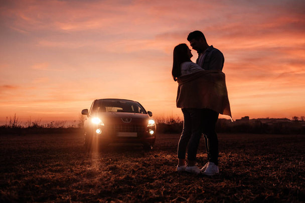 TERNOPIL, UKRAINE - 25 OCTOBRE 2019 : Jeune couple heureux vêtu d'une chemise blanche et d'un jean profitant d'un road trip dans leur nouvelle voiture Suv de marque, Crossover Peugeot 3008
 - Photo, image