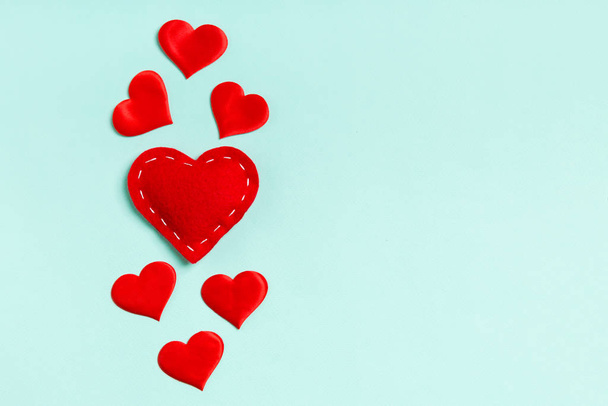 Κορυφή σύνθεση άποψη του κόκκινες καρδιές σε πολύχρωμο φόντο. Ρομαντική έννοια της σχέσης. Ημέρα του Valentaine - Φωτογραφία, εικόνα