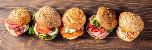 Diverse sandwiches op houten tafel - Foto, afbeelding