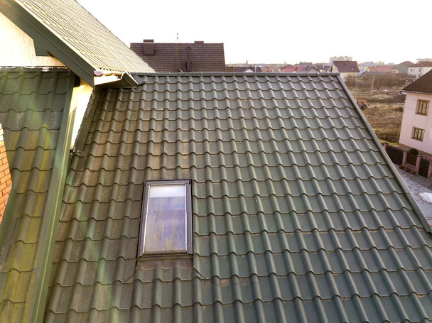 Yeni tavan plastik pencere shingled evde yüklü Close-Up - Fotoğraf, Görsel