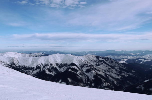 Vue sur Vajskovska et la vallée de Jasenianska depuis la montagne Chopok à Low Tatras, Slovaquie. Paysage de contes de fées avec de nombreuses collines enneigées et ciel avec de nombreuses ombres de bleu. Paradis comme dans les Alpes
 - Photo, image