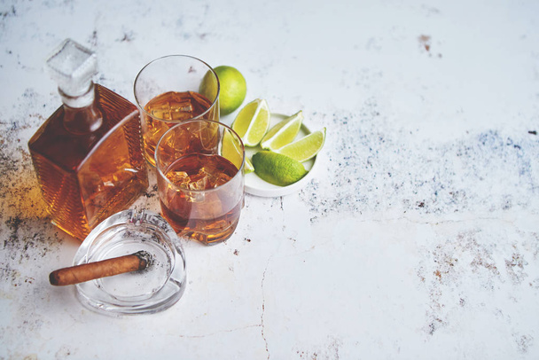 Whiskey bebida agria con limón en vidrio sobre fondo rústico de piedra
 - Foto, imagen
