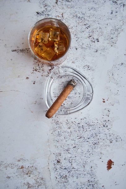 Виски или бренди в стакане с кубинской сигарой
 - Фото, изображение