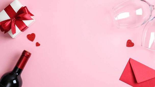 День святого Валентина з пляшкою шампанського, двома окулярами, подарунковим ящиком, червоним конвертом з любовним листом на рожевому тлі. Валентинки денні рамки, фанери, шаблони. - Фото, зображення