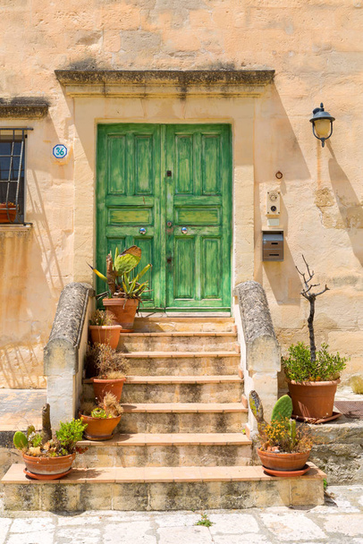 old italian house with green door - Foto, Bild