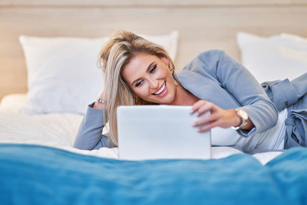 Donna d'affari che utilizza tablet computer in camera d'albergo
 - Foto, immagini