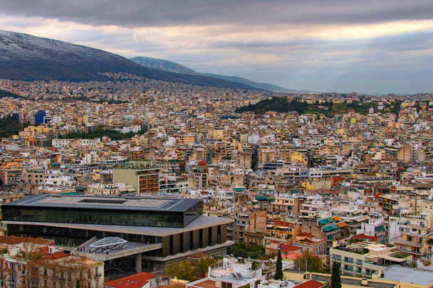 Luftaufnahme über der Stadt Athen vor bewölktem Himmel. berühmter touristischer ort und reiseziel in europa. Griechenland - Foto, Bild
