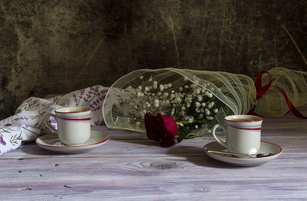 Een kop koffie en rozen - Foto, afbeelding