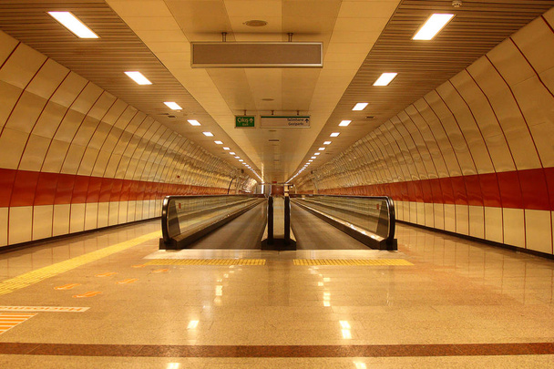 Vlak metra nebo nádraží vnitřní prázdné nástupiště bez cestujících doprava a doprava - Fotografie, Obrázek