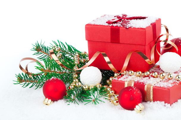 Cadeau rouge de Noël avec décorations festives sur fond de neige
 - Photo, image