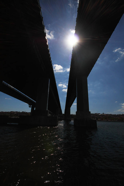 Κάτω από τη γέφυρα του Βοσπόρου, Κωνσταντινούπολη Τουρκία - Φωτογραφία, εικόνα