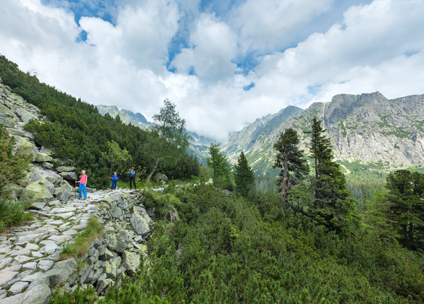 Hoge Tatra (Slowakije) zomer weergave en familie op wandelpad. - Foto, afbeelding
