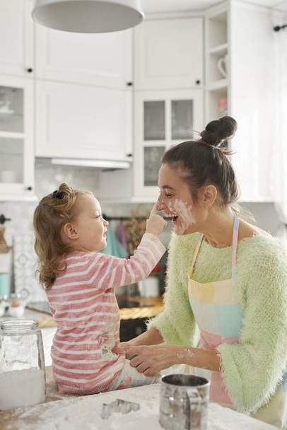 Mama i córka bawią się mąką - Zdjęcie, obraz