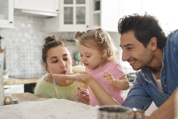 Cuocere con la famiglia può essere un grande divertimento
  - Foto, immagini