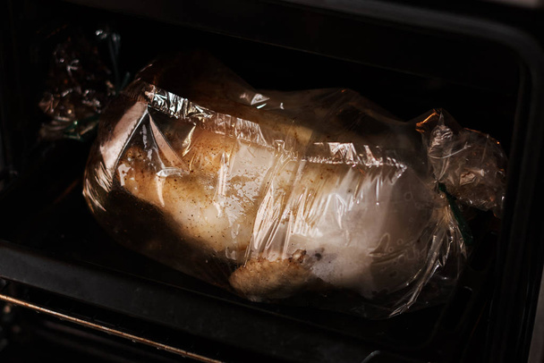 close-up uitzicht op heerlijke gebakken kip koken in de oven   - Foto, afbeelding