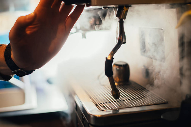 cropped shot of barista using coffee machine and preparing coffee in cafe  - Zdjęcie, obraz
