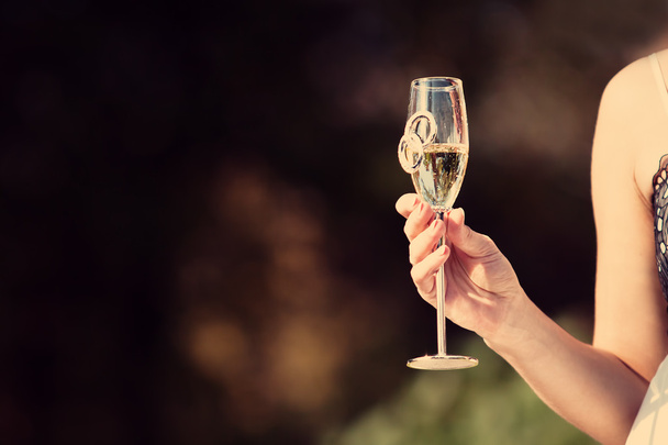 Slavnostní sklenky šampaňského v ruce nevěsty - Fotografie, Obrázek