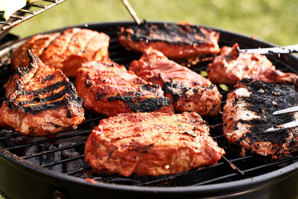 widok z bliska pyszne gotowanie mięsa na grillu węgiel drzewny na zewnątrz   - Zdjęcie, obraz