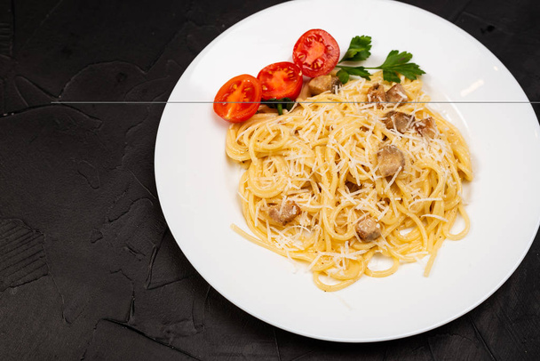 spaghetti with tomato sauce and basil - Φωτογραφία, εικόνα
