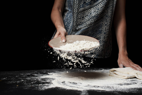 plan recadré de femme tamiser la farine et faire de la pâte
  - Photo, image
