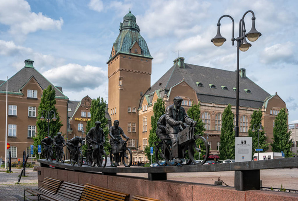 Vasteras, Sweden - June 23, 2019: Monument with cyclists Aseastrommen ("Flow") at Stora Torget. Sculpture dedicated to the workers of the enterprise. - Foto, Imagem