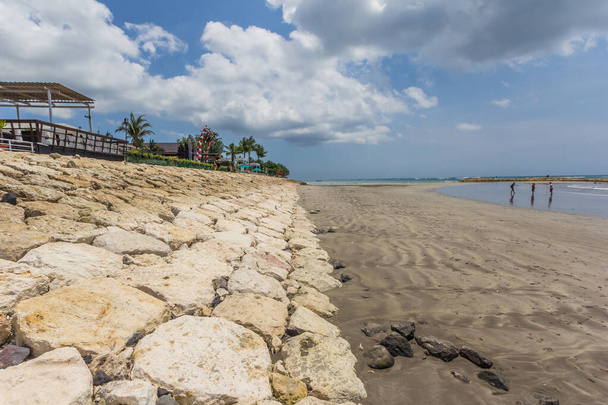 Bali 'de Seminyak sahilinde çukur kazın. - Fotoğraf, Görsel