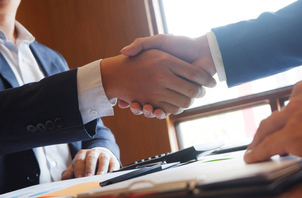 Podnikatel handshake konzultace se dohodli na úspěchu pozdravu - Fotografie, Obrázek