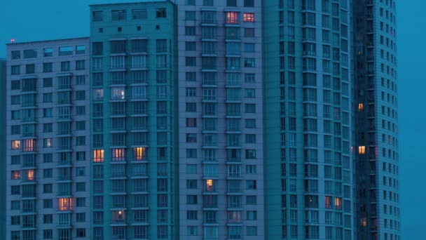 Alacakaranlıktan geceye kadar yaşayan apartman pencerelerinin zamanı - ön cephe manzarası - Video, Çekim