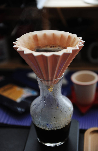 コーヒーをグラスカフェに垂らす折り紙フィルター。電子スケール。代替手動醸造 - 写真・画像