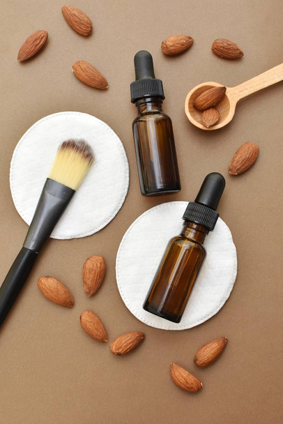 Aceite de almendras cosmético ecológico para el cuidado natural de la piel y el cabello, botella marrón maqueta
. - Foto, imagen