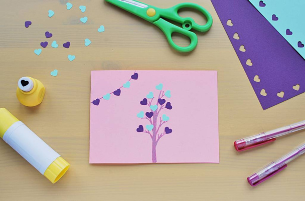 Artisanat facile pour les enfants. Carte de vœux faite à la main et outils artisanaux
. - Photo, image